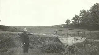 Leon Styp-Rekowski, jeden ze zbiegów z Doliny Śmierci w 1939 roku. Wskazuje mostek, pod którym ukrył się przed ścigającym go Niemcem