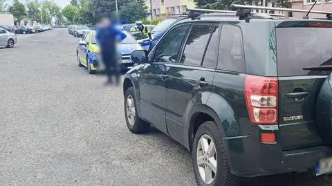 Pijani ojciec i syn na zmianę próbowali zaparkować. Uszkodzili inny pojazd