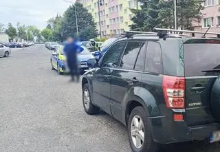 Najpierw zaparkować próbował syn, później ojciec. Interweniowała policja