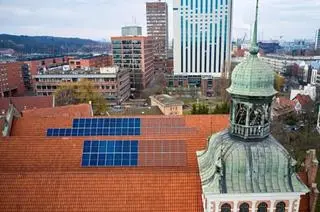 Zdemontowano część paneli z dachu gdańskiej bazyliki