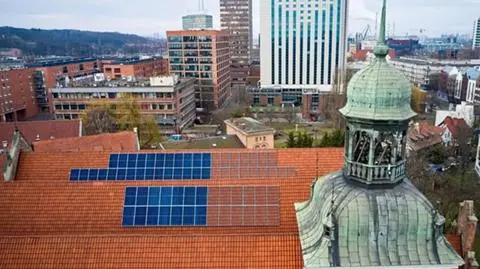 Zdemontowano część paneli z dachu gdańskiej bazyliki