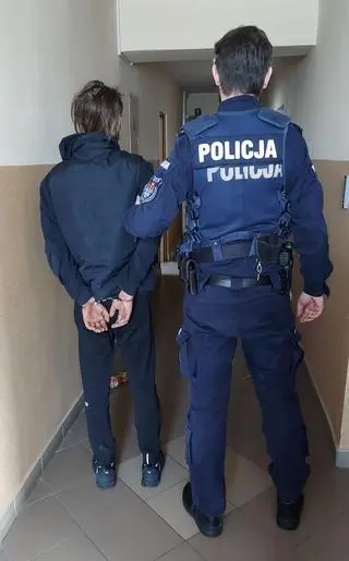 Trzej obywatele Ukrainy, podejrzani o zaatakowanie mężczyzny w fałszywej taksówce, zostali zatrzymani przez gdańską policję. Napastnicy mieli założyć na głowę pasażera foliową siatkę na głowę, bić go i dusić, a następnie ukraść kurtkę, portfel z dokumentami i telefon warte prawie 2 tysięcy zł.