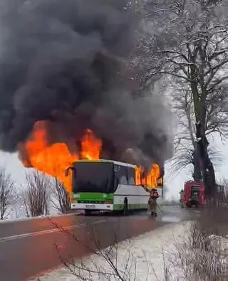 Autobus stanął w ogniu. Na pokładzie 40 uczniów