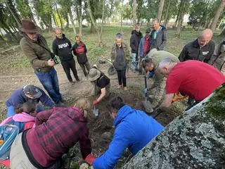 Na cmentarzu w Siadle Górnym w Zachodniopomorskiem, gdzie poszukiwano zabytkowych płyt nagrobnych, odnaleziono szczątki dwóch żołnierzy niemieckich. Należeli prawdopodobnie do 8 pułku 1 Policyjnej Brygady Strzeleckiej, która broniła w 1945 roku południowej strony Szczecina.