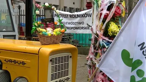 Szczecinianka przyniosła protestującym rolnikom koszyczek wielkanocny