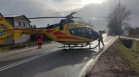 Czołowe zderzenie aut w Żukowie. Nie było wolnych karetek, więc poszkodowana dotarła do szpitala śmigłowcem