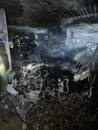 Kilka aut zostało doszczętnie spalonych