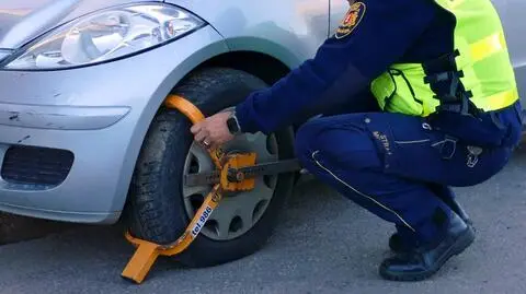 Kierowca sam założył blokadę na swoje auto. Chciał uniknąć mandatu
