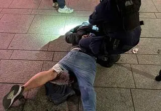 Ukradł alkohol i schował w nogawkach spodni 