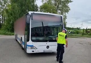 Pijany dowiózł dzieci do szkoły, chciał jechać z kolejnymi na wycieczkę