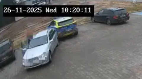 Auto ruszyło bez kierowcy i wjechało w radiowóz