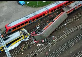 Pociągi zderzyły się czołowo. Jeden z maszynistów stanie przed sądem