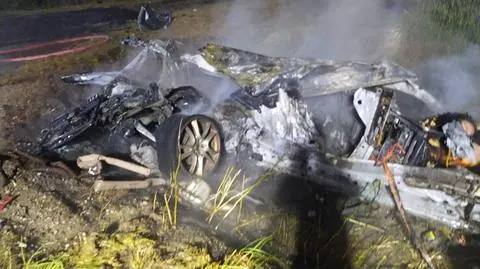 Auto spłonęło zderzeniu z drzewem. To drugi śmiertelny wypadek na tej samej trasie w ciągu 24 godzin