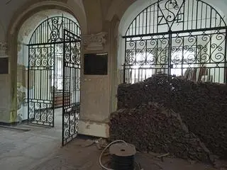 13.06| Podczas remontu szkoły w Lublinie pracownicy znaleźli na poddaszu starożytną mumię. - Została prawdopodobnie przywieziona przez fundatora budynku Augusta Karola Vettera z Egiptu. Ta specyficzna pamiątka była zamurowana w jednym z filarów na poddaszu - przekazał Grzegorz Jędrek z biura prasowego urzędu miasta. 