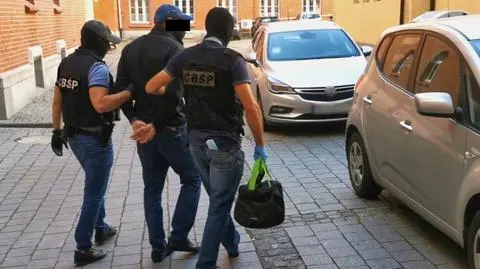 Faktury na setki milionów złotych, luksusowe samochody, pieniądze ukryte w pralce. Dziewięć osób zatrzymanych