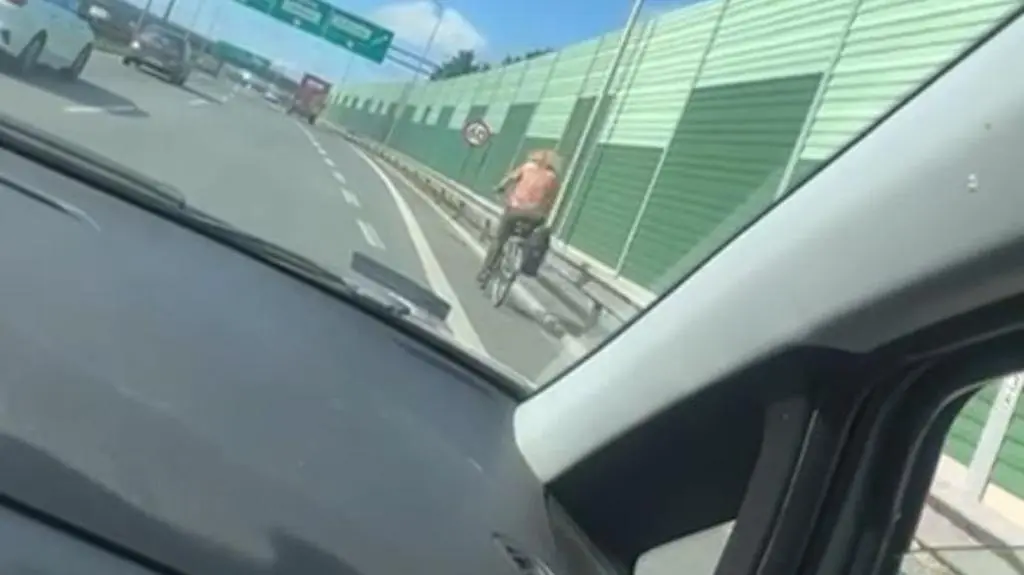 Rowerzyści tłumaczyli, że "chcieli skrócić sobie drogę"