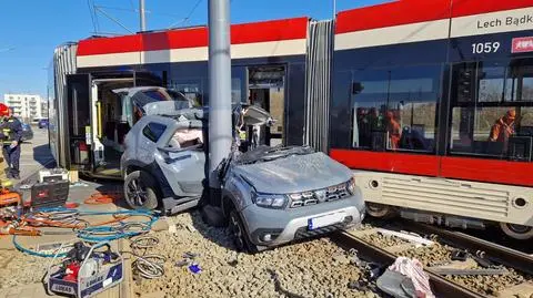 Auto zawinęło się wokół słupa po kolizji z tramwajem