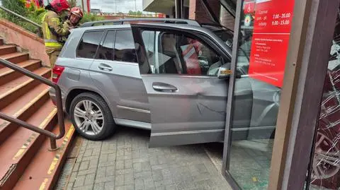 Wjechała w budynek poczty. Pomyliła hamulec z pedałem gazu