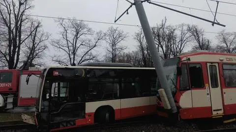 Zderzenie tramwaju z autobusem przy gdańskiej zajezdni.