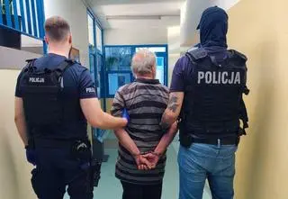 Groził ekspedientce, uderzył ją pistoletem hukowym
