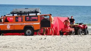 Poszkodowani zostali wyciągnięci na brzeg przez innych plażowiczów