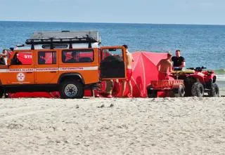 Chłopiec stracił grunt pod nogami, babcia próbowała go ratować. Oboje zaczęli tonąć