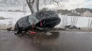 Samochód marki Skoda uderzył w drzewo