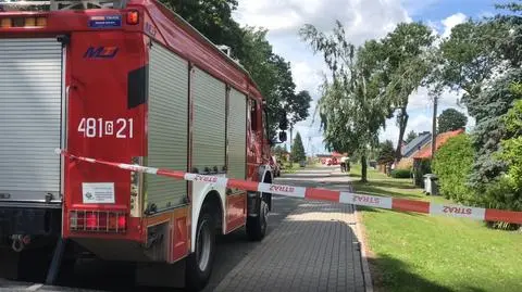 Podczas remontu na mężczyznę spadł dach. Trwa akcja ratunkowa