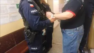 Zniszczył maczetą drzwi do kilku mieszkań