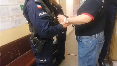 Zniszczył maczetą drzwi do kilku mieszkań