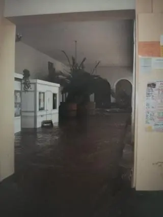 Zalane wnętrze pijalni wód mineralnych