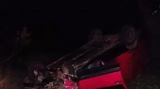 Auto mężczyzny dachowało w polu. Znalazł je myśliwy
