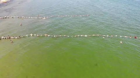 Plażowicze utworzyli dwa łańcuchy życia