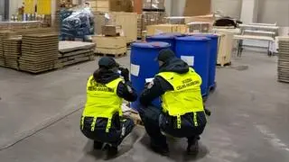 Funkcjonariusze celno-skarbowi znaleźli pięć beczek z nielegalnym towarem