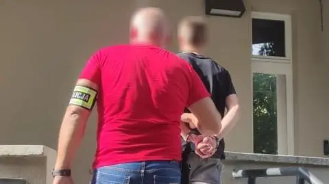 Stanął w obronie przechodnia i został pobity. Czterech podejrzanych odpowie przed sądem