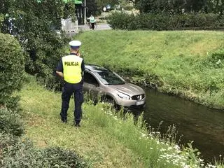 Kobieta wjechała do rzeczki