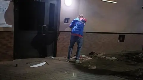 Zdemolował osiedlę, strażnikom tłumaczył, że jest pijany. Nie potwierdził tego alkomat