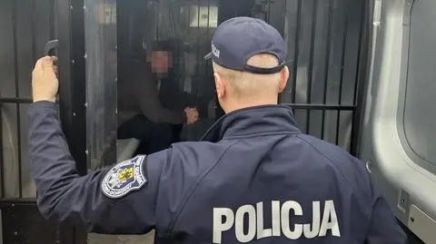 Gdy usłyszał policjantów, próbował ukryć się w szafie. Był poszukiwany listem gończym