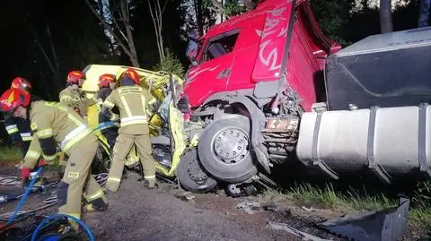 Zderzenie busa z samochodem ciężarowym. Nie żyją dwie osoby