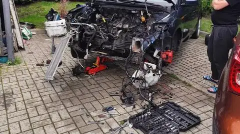 Naprawiali auto na jezdni. Doszło do wycieku płynu chłodniczego
