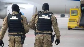 Z samolotu wyprowadzili agresywną pasażerkę