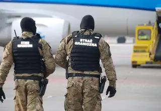 Z samolotu wyprowadzili agresywną pasażerkę