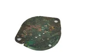 Nieśmiertelnik jeńca francuskiego odkryty podczas ekshumacji na Placu Dominikańskim