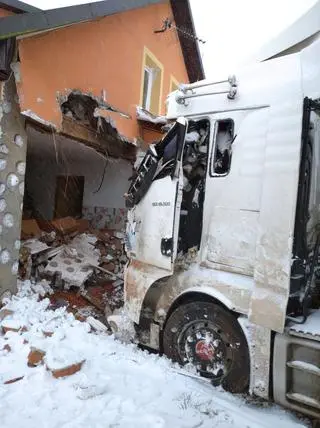 W budynku, staranowanym przez tira, przebywały dwie osoby