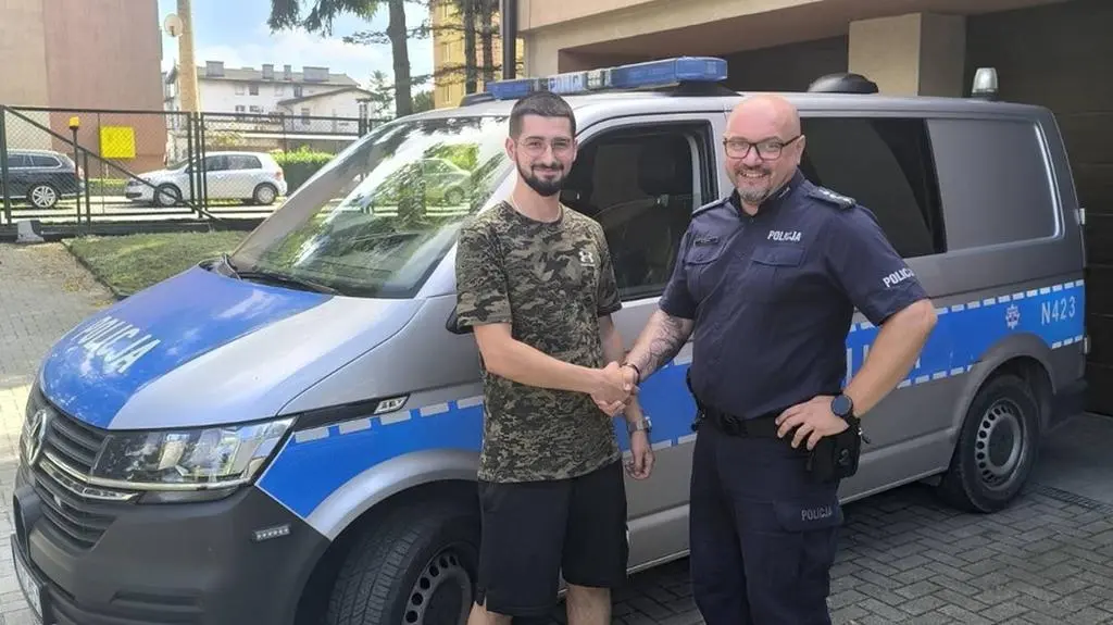 Asp. sztab. Arkadiusza Grenca pomógł odebrać poród, obok ojciec dziecka