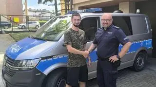 Asp. sztab. Arkadiusza Grenca pomógł odebrać poród, obok ojciec dziecka