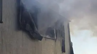 Dym wydobywał się z okien na pierwszym piętrze