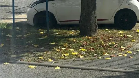Pijana chciała kontynuować jazdę samochodem bez kół. Zatrzymał ją policjant po służbie