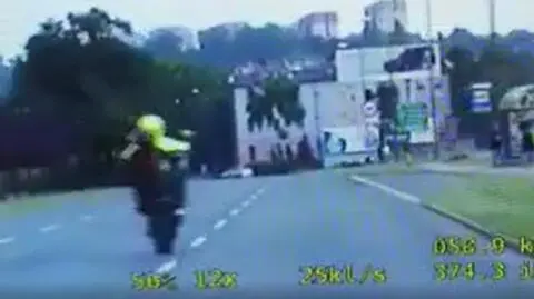 Na jednym kole z pasażerem, przejazd na czerwonym