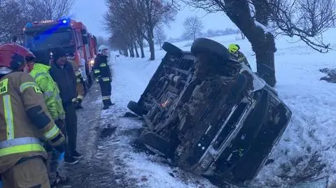 Bus wiozący pięciu pasażerów dachował w rowie. Kierowca wyprzedzał